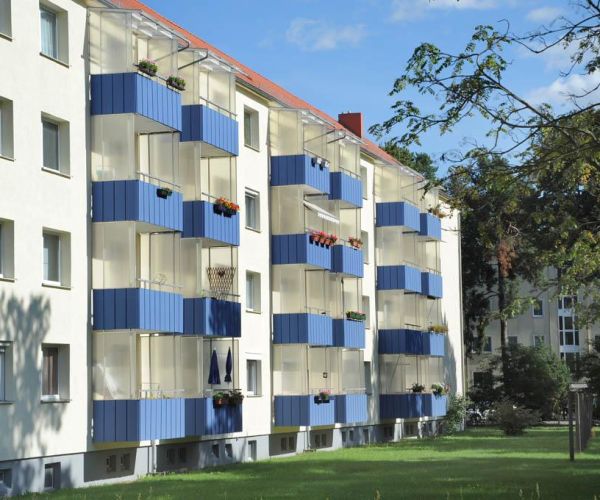 Mehrfamilienhaus mit blauen Balkonen