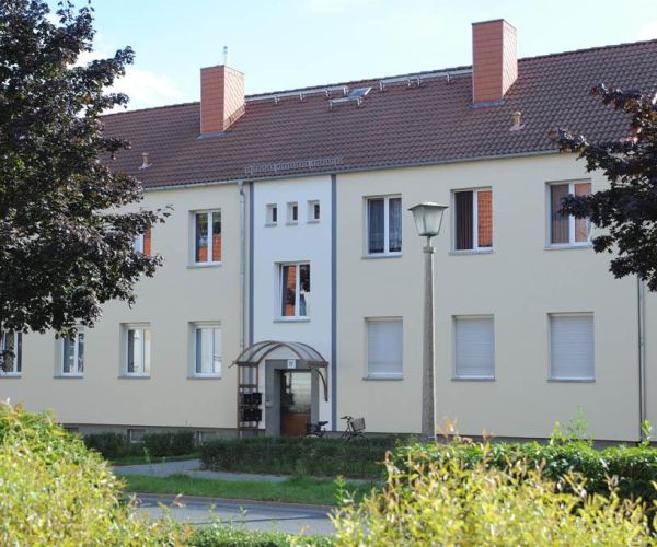 Mehrfamilienhaus mit 2 Etagen und Hauseingang
